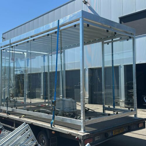 Rookoverkapping Myla 216 Rookabri Myla met afsluitbare deur en zitbanken 4x2m. Ideaal voor 8 tot 10 rokers. Deze staat in Urk.